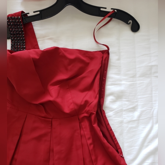 Red off-the-shoulder dress - Picture 5 of 6
